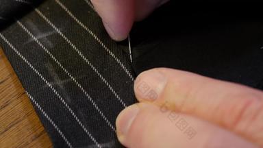 裁缝针手年轻的裁缝缝纫布裁剪等裁缝传统裁缝完美的针线程缝传统的概念风格